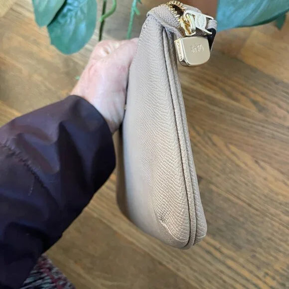 Coach Tan Wristlet - Crossgrain Leather w/Chain. - Picture 5 of 10